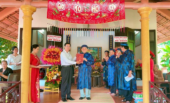 Trao gia phả cho họ Đoàn ở thị trấn Tân Bình, huyện Bắc Tân Uyên, tỉnh Bình Dương (cũ)