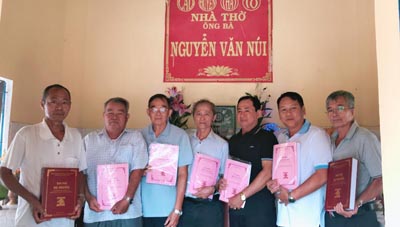 Trao gia phả cho họ Nguyễn ở xã An Nhơn Tây, huyện Củ Chi